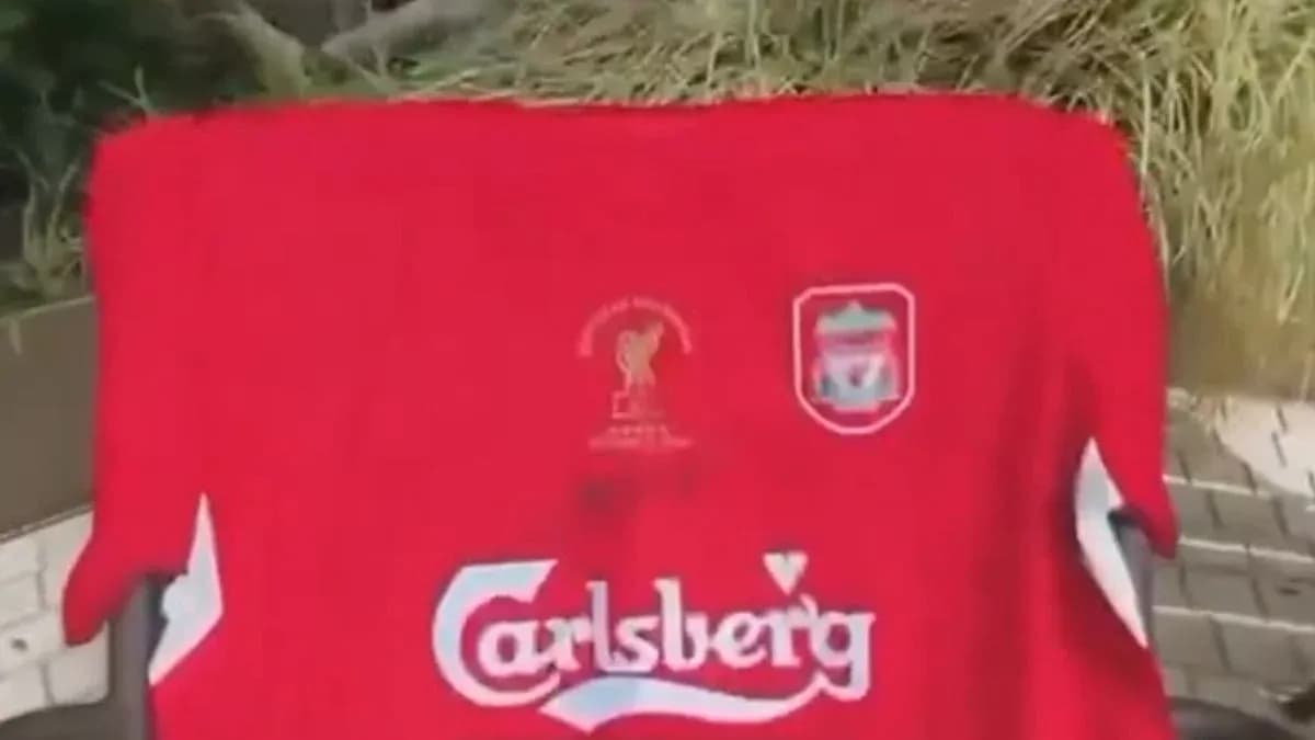 Camiseta roja de Liverpool con logotipos visibles
