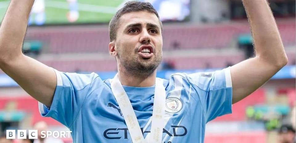 Jugador de Manchester City celebrando con medalla