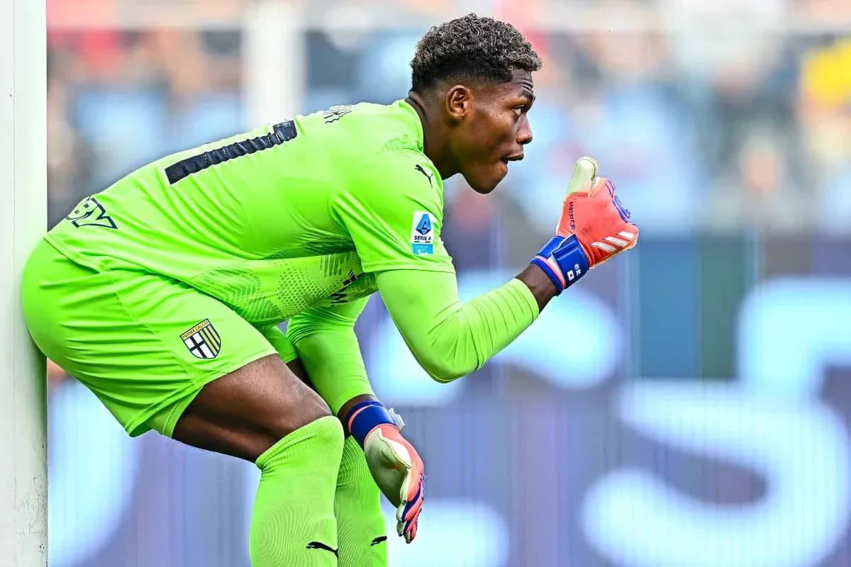 Portero de Parma gesticulando durante el partido