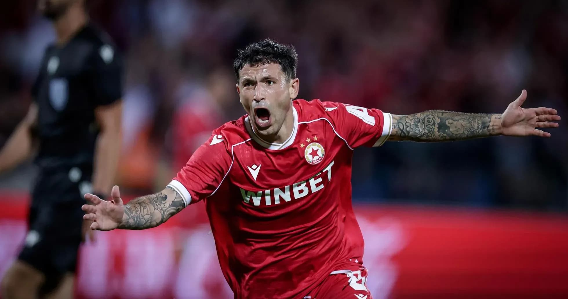 Jugador celebrando un gol en el partido