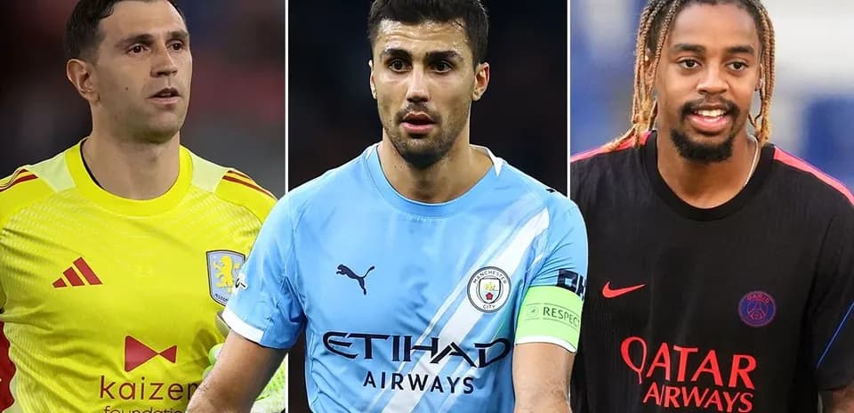 Tres futbolistas en camisetas de clubes diferentes