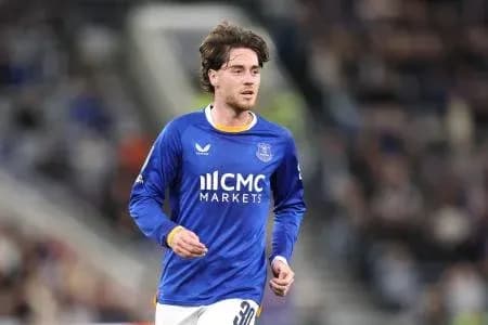 Jugador corriendo en el campo durante el partido