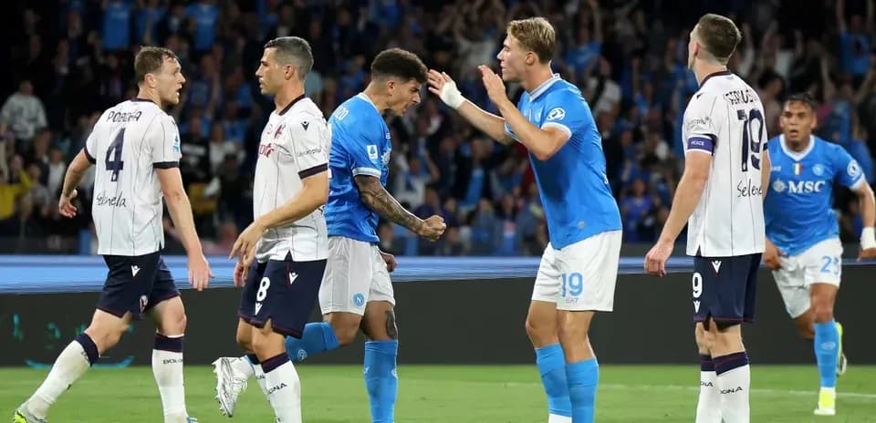 Jugadores de Napoli celebrando un gol durante el partido