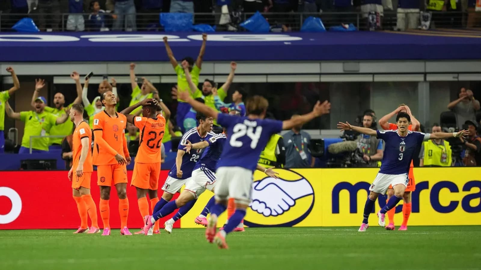Jugadores de Japón celebrando un gol