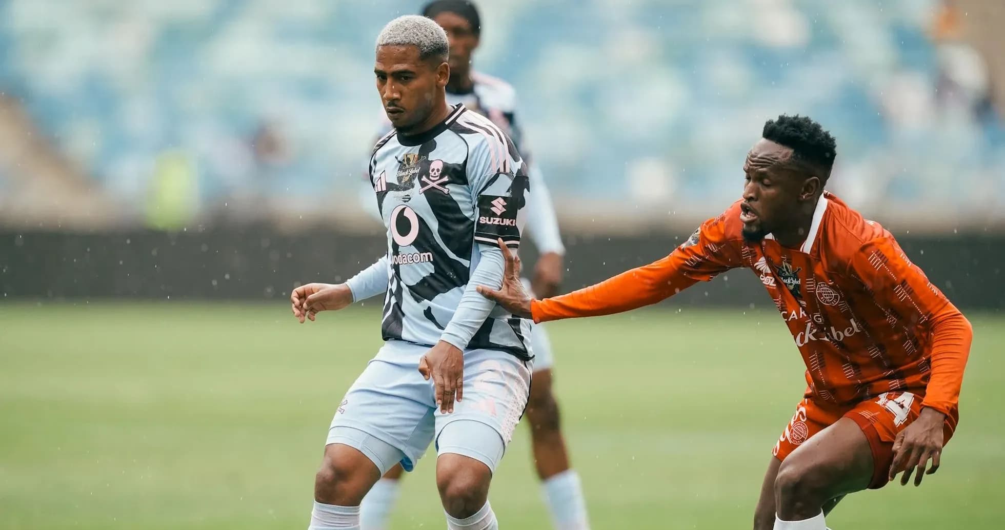 Jugador de fútbol evadiendo a un oponente en el campo