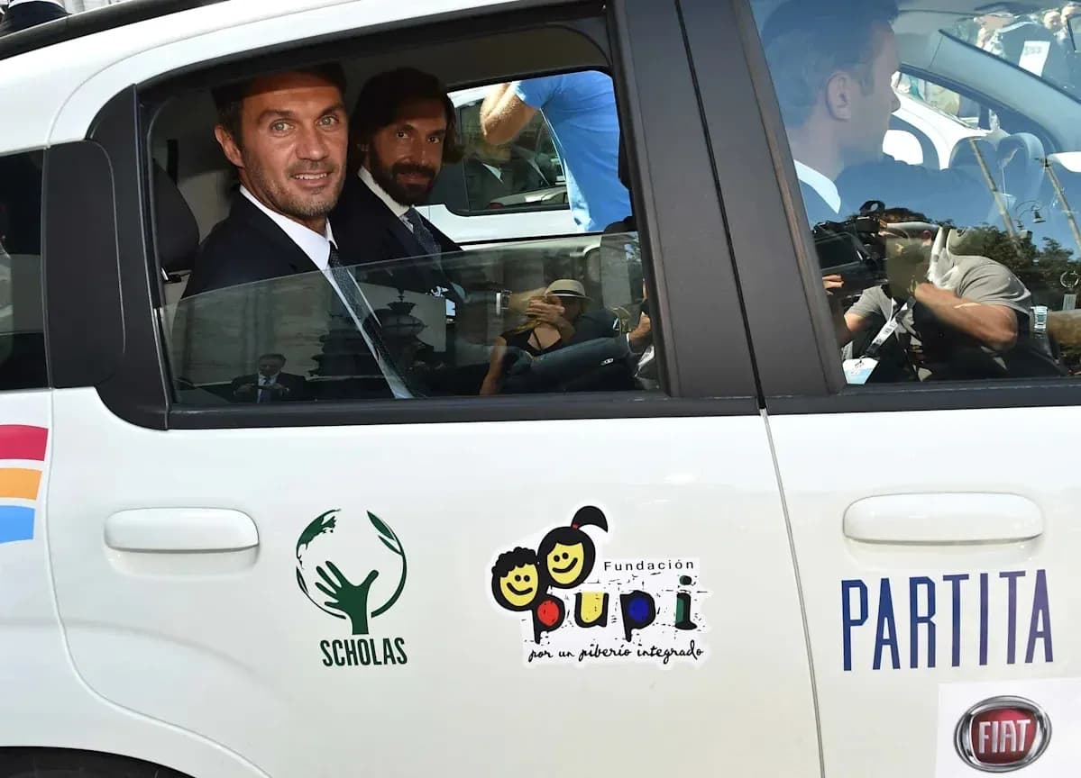 Dos hombres sentados en un coche con logos visibles