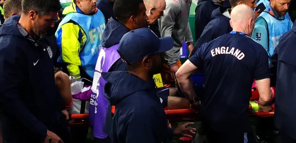 Jugadores y personal médico en el banquillo