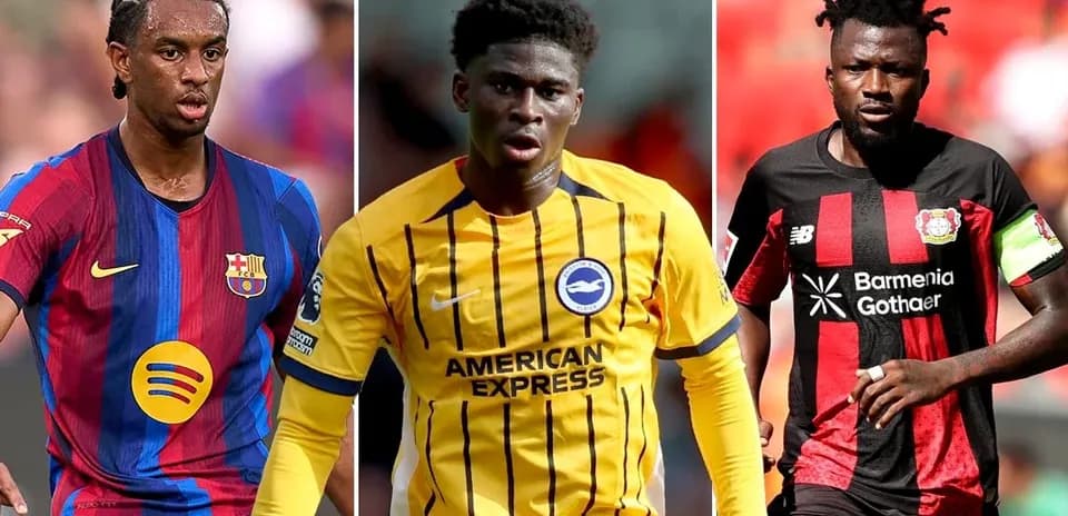 Tres jugadores de fútbol en sus respectivos uniformes
