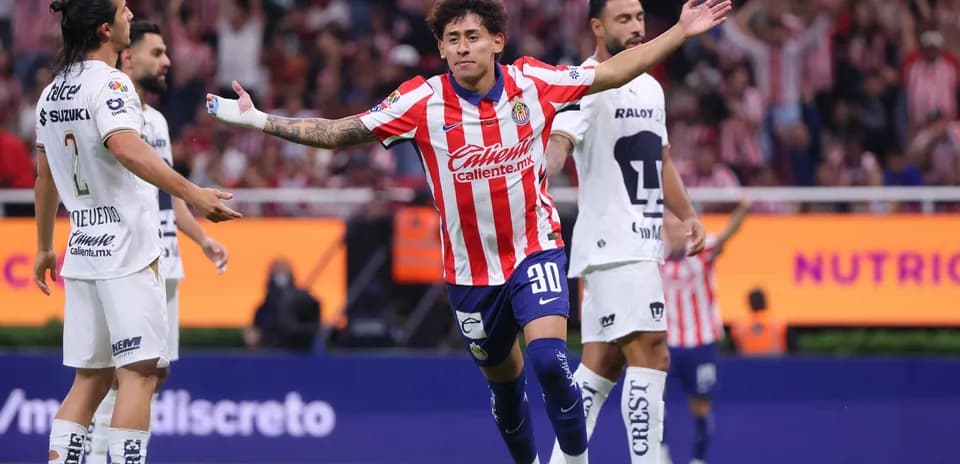 Jugador de Chivas celebra un gol en el partido