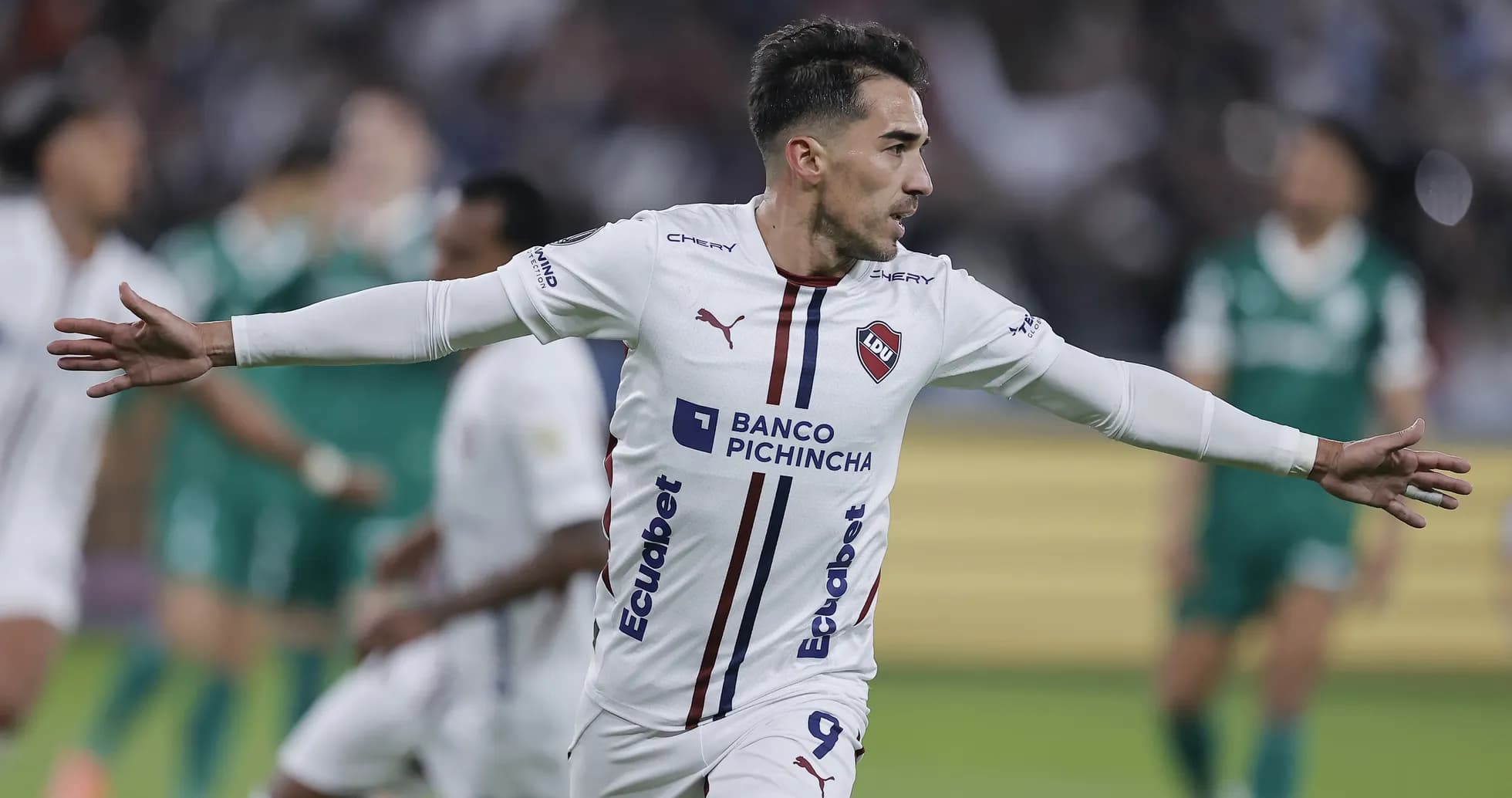 Jugador de LDU de Quito celebrando un gol