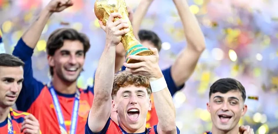 Jugador español levantando el trofeo de la Copa Mundial