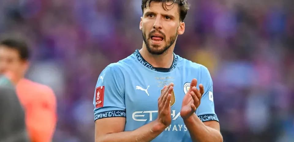 Jugador aplaudiendo en partido de fútbol