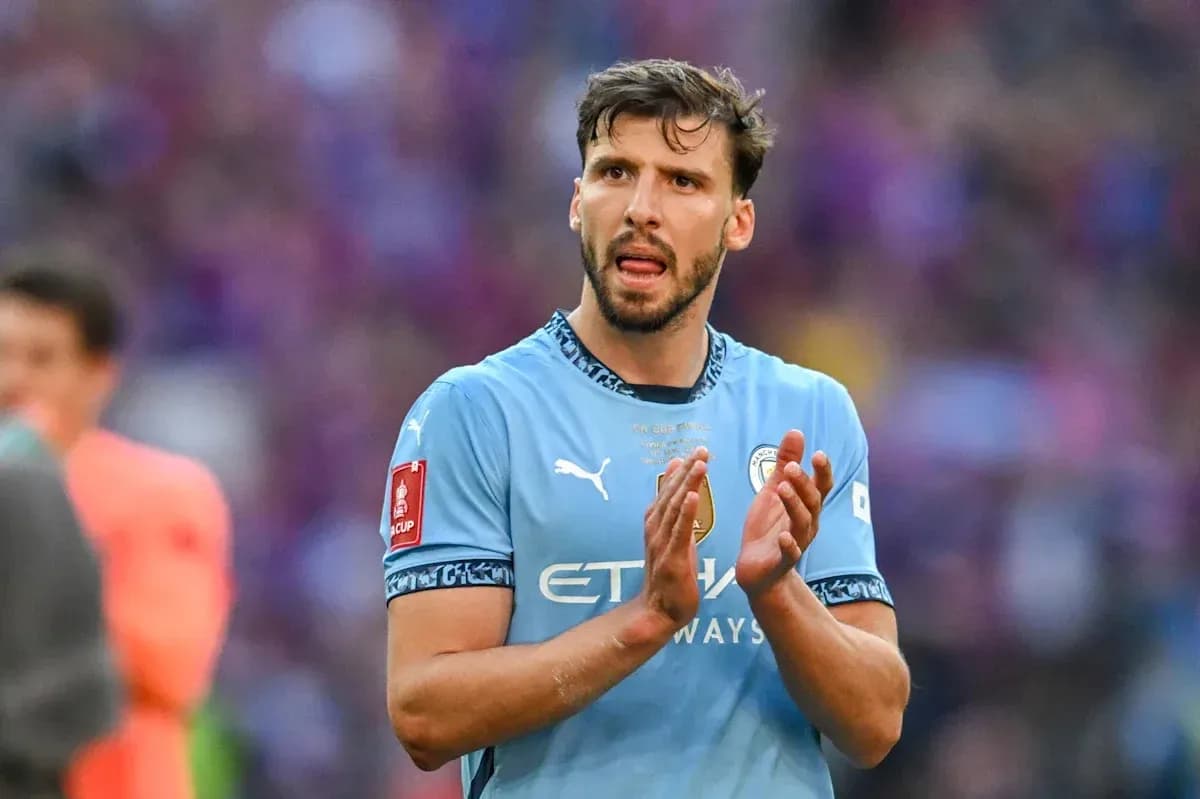 Jugador aplaudiendo en partido de fútbol