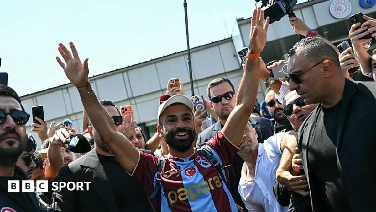 Jugador saludando a la multitud en el aeropuerto