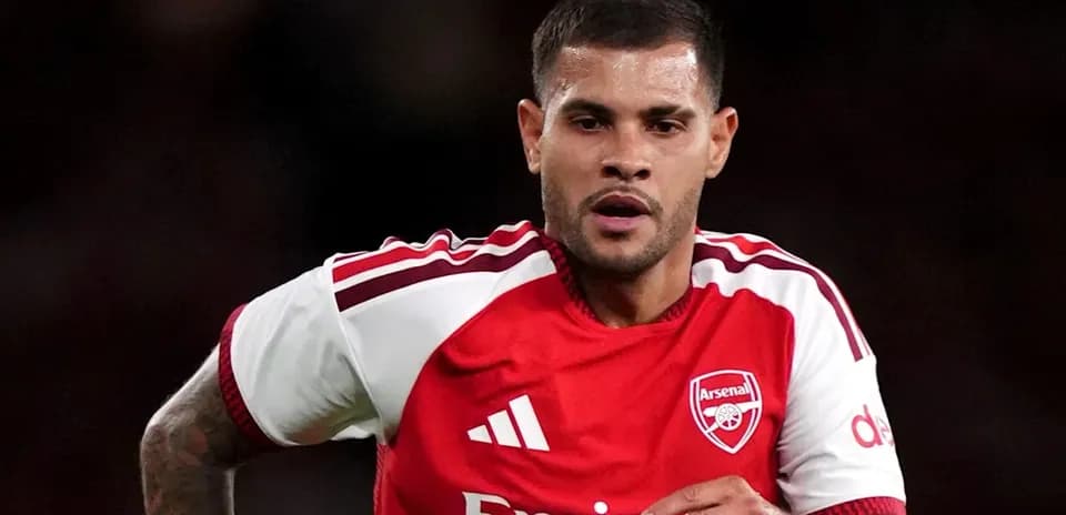 Jugador del Arsenal corriendo en el campo