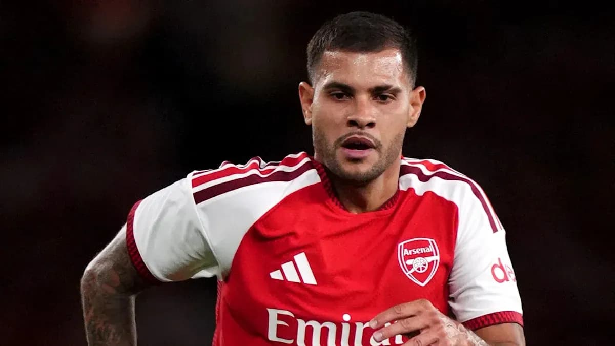 Jugador del Arsenal corriendo en el campo