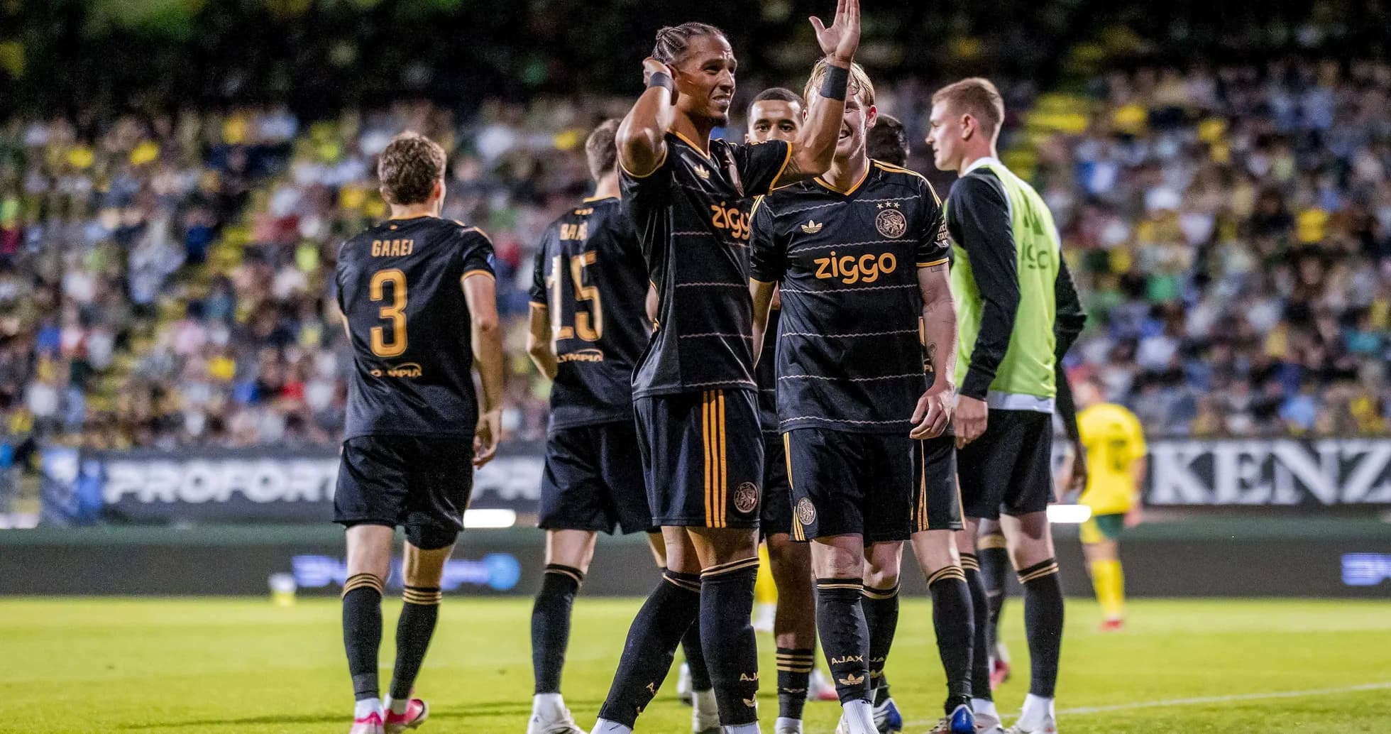 Jugadores de Ajax celebrando un gol en el partido