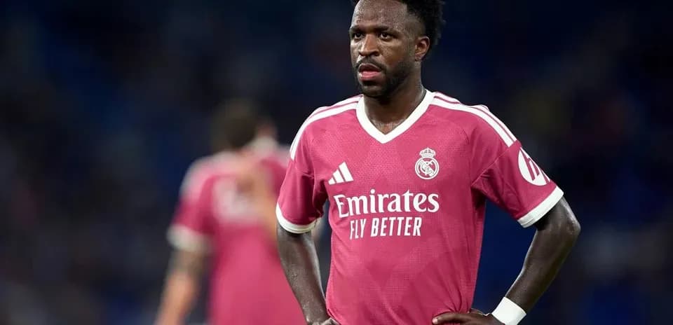 Jugador del Real Madrid en camiseta rosa durante partido
