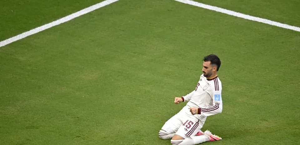 Jugador celebrando en el campo tras anotar un gol