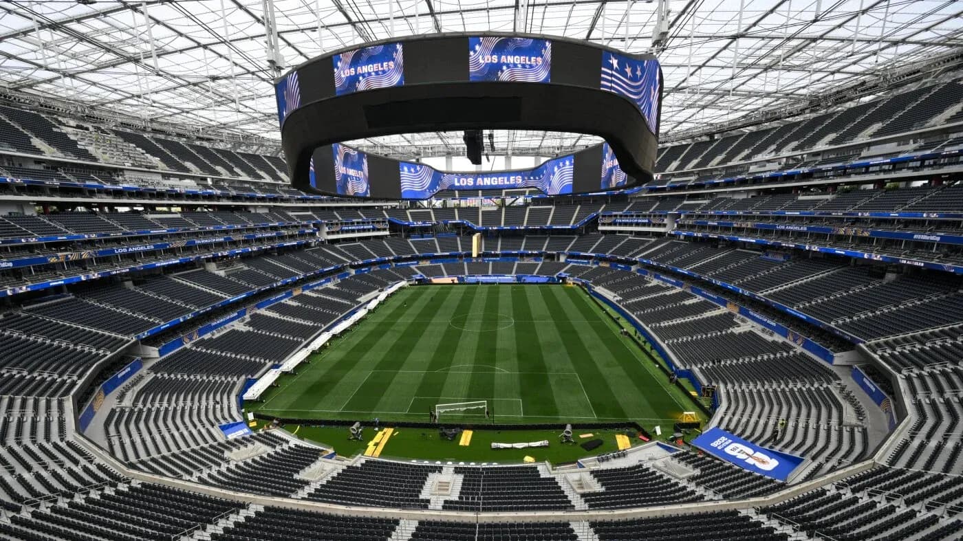 Vista del estadio con césped y gradas vacías