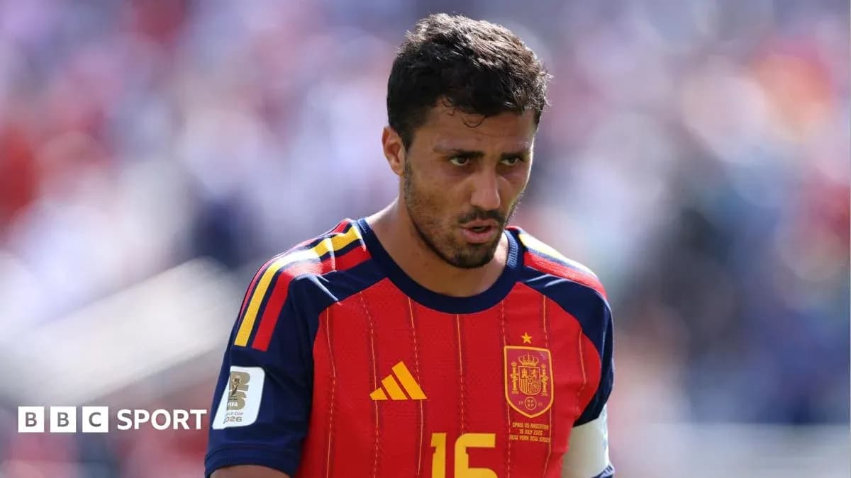 Jugador de España caminando en el campo de juego