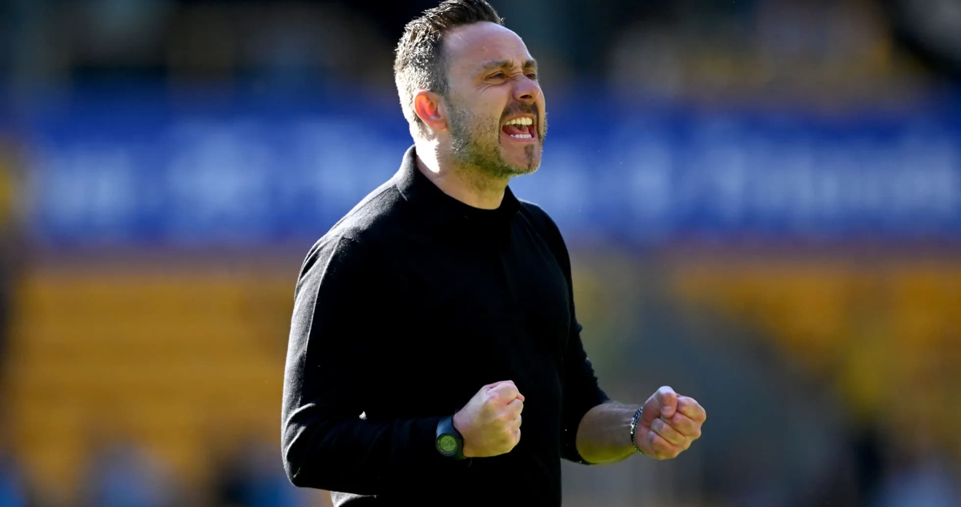 Entrenador celebrando con los puños cerrados
