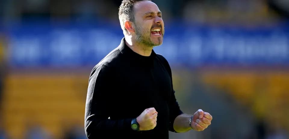 Entrenador celebrando con los puños cerrados