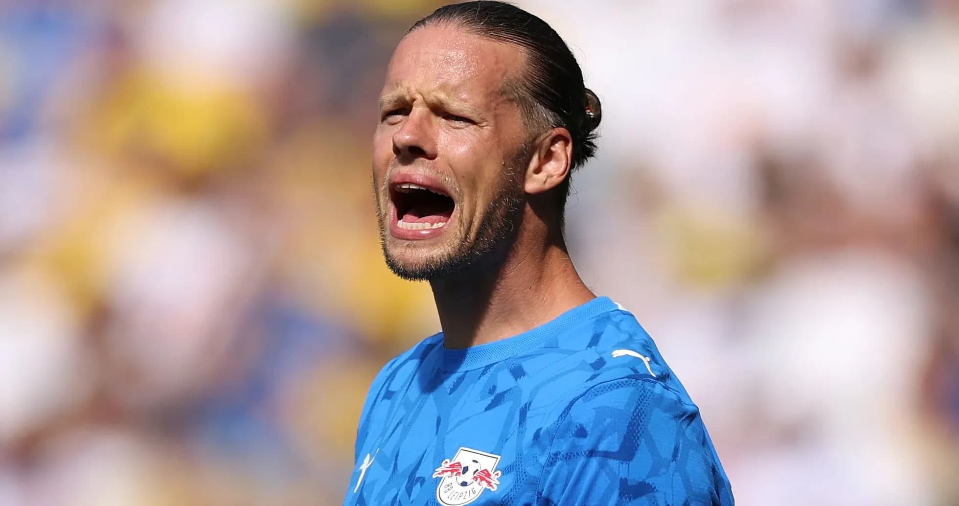 Portero gritando durante el partido en el estadio