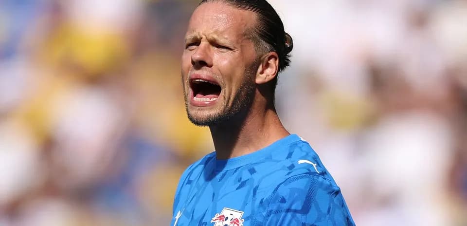 Portero gritando durante el partido en el estadio