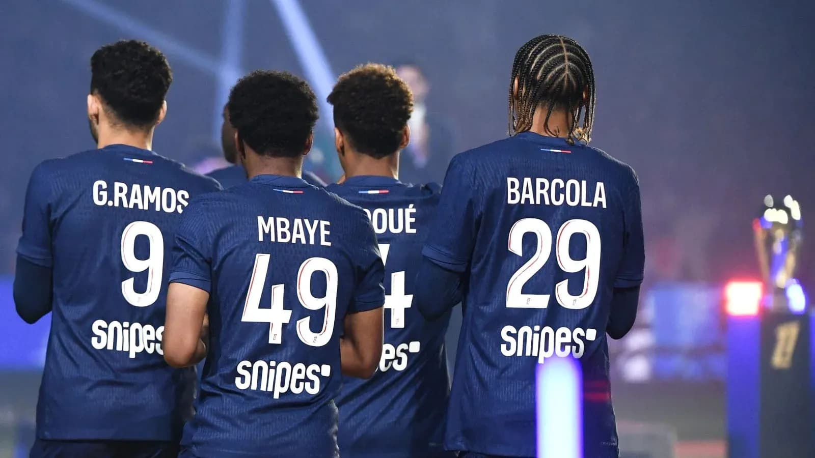 Jugadores de fútbol de espaldas con camisetas numeradas