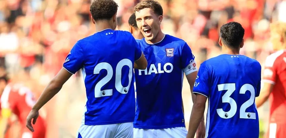 Jugadores de Ipswich celebrando un gol en el partido