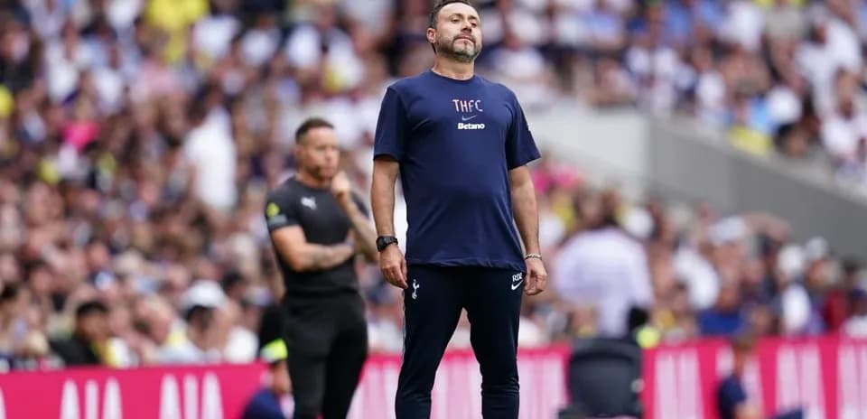 Entrenador de Tottenham en partido con público de fondo