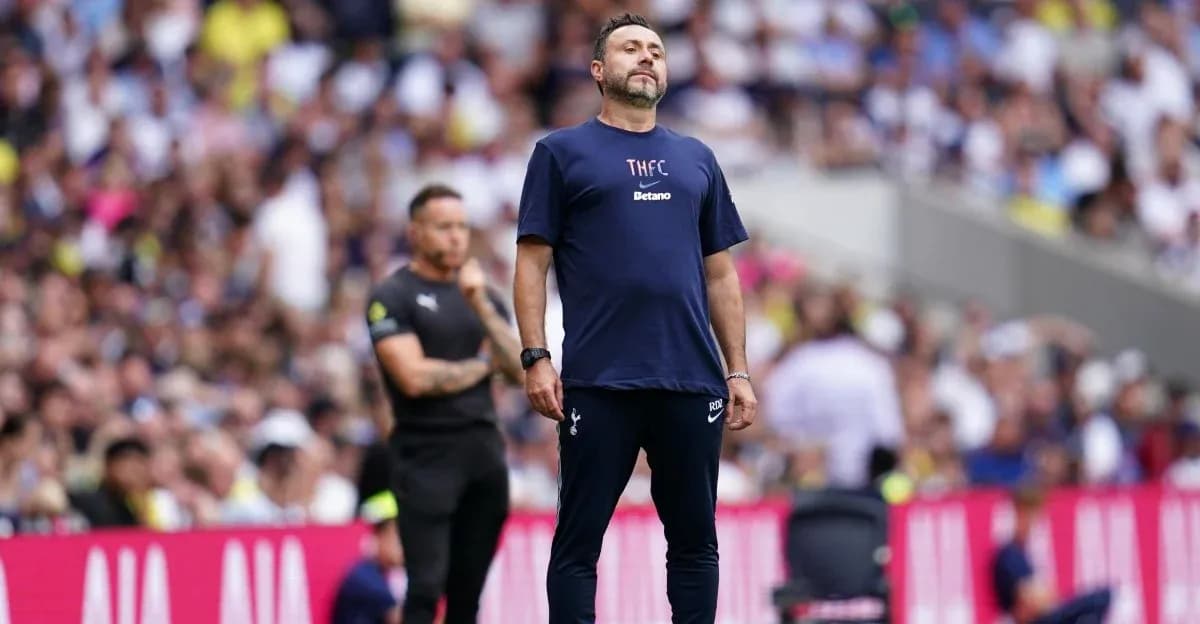 Entrenador de Tottenham en partido con público de fondo