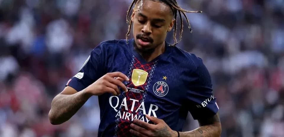 Jugador de PSG tocando su camiseta en el campo