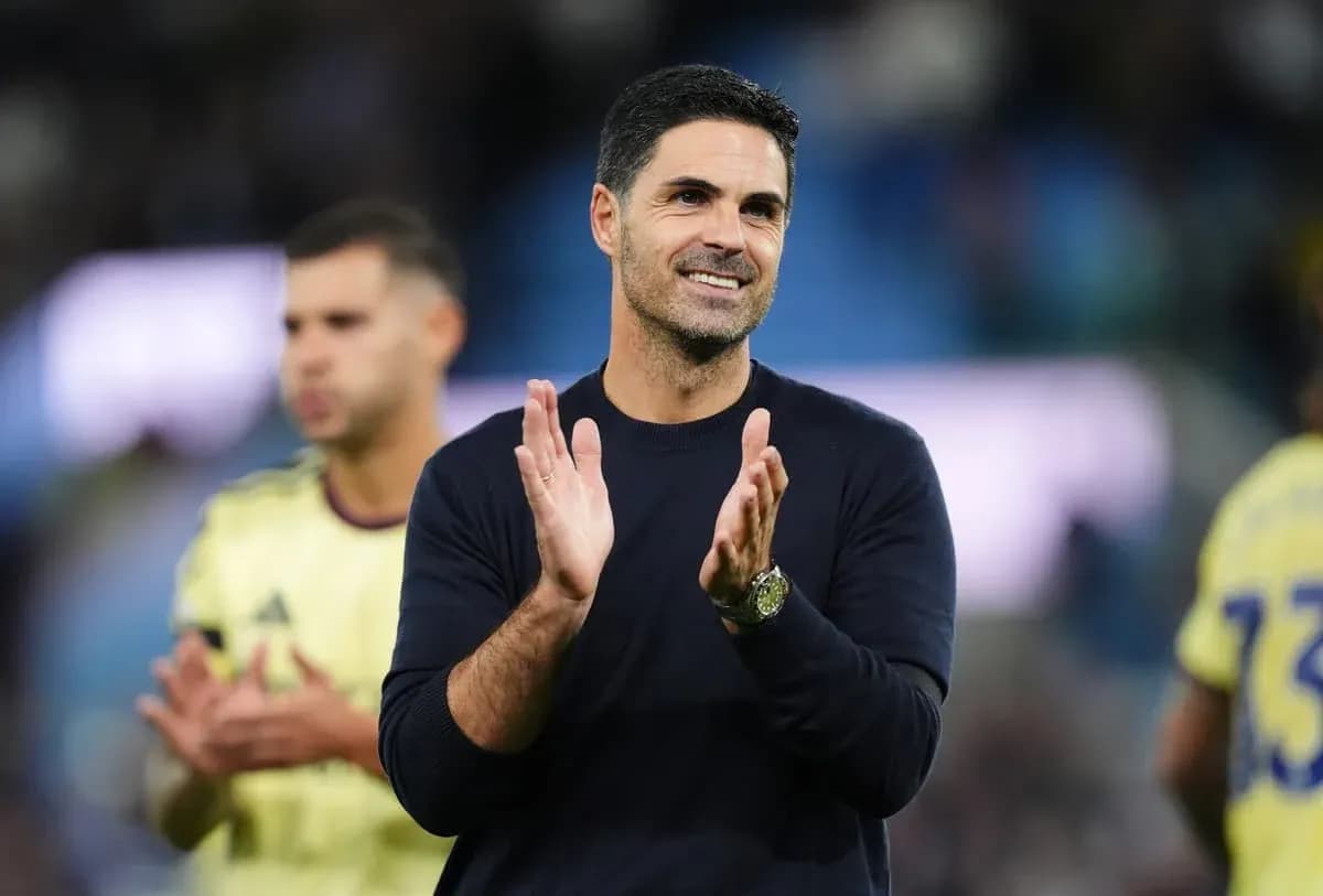 Entrenador aplaudiendo tras el partido