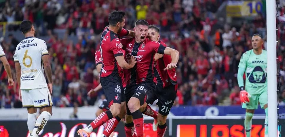Jugadores de Atlas celebrando un gol