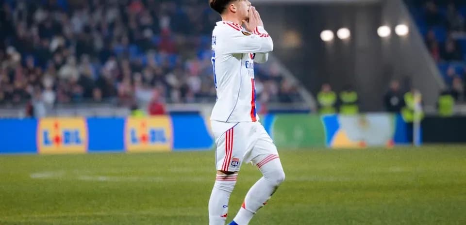 Jugador de Lyon celebrando en el campo de fútbol