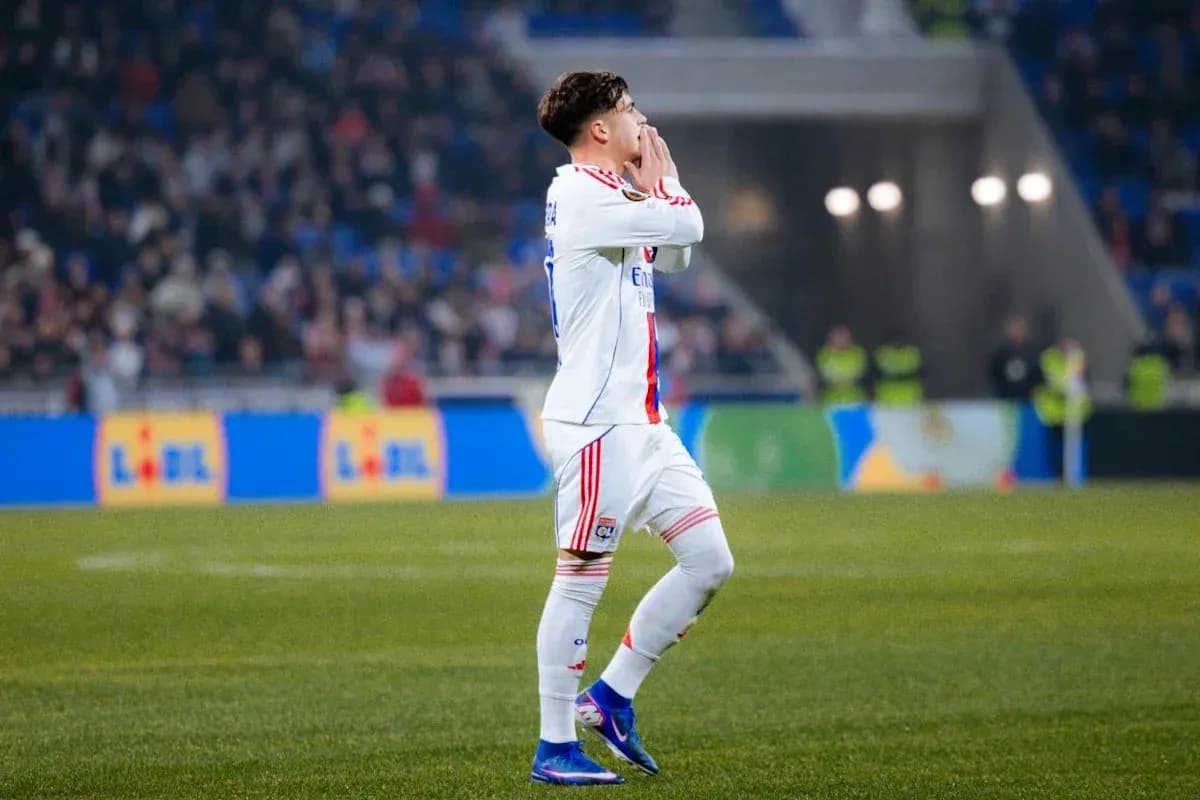 Jugador de Lyon celebrando en el campo de fútbol