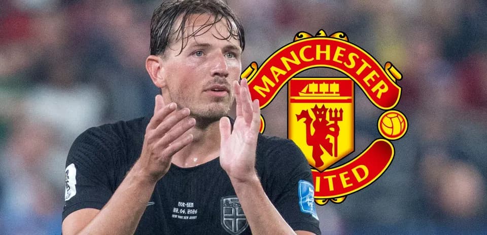 Jugador aplaudiendo con logo de Manchester United de fondo
