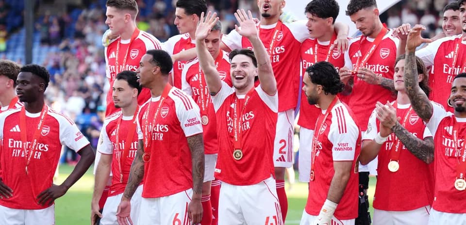 Jugadores de Arsenal celebrando con medallas