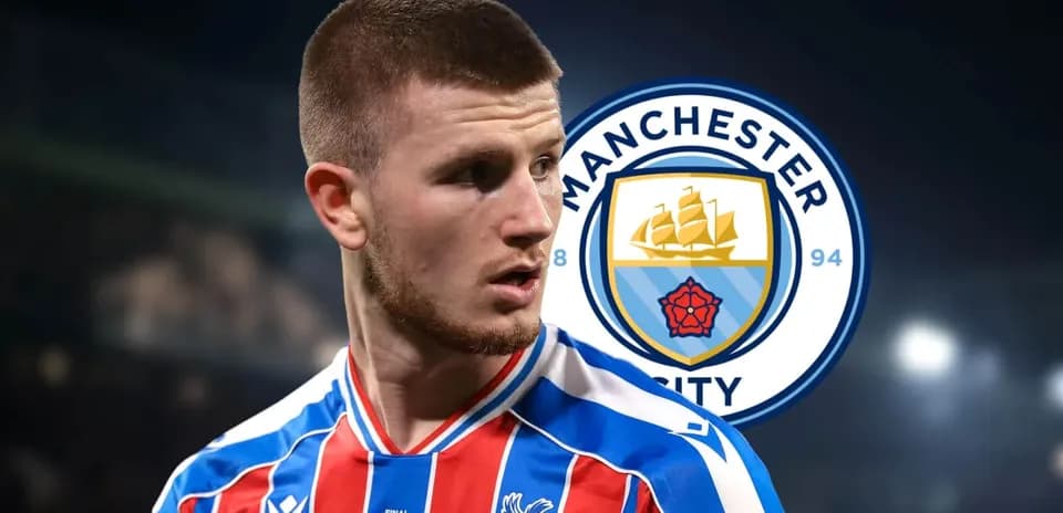 Jugador con camiseta de Crystal Palace y escudo de Manchester City