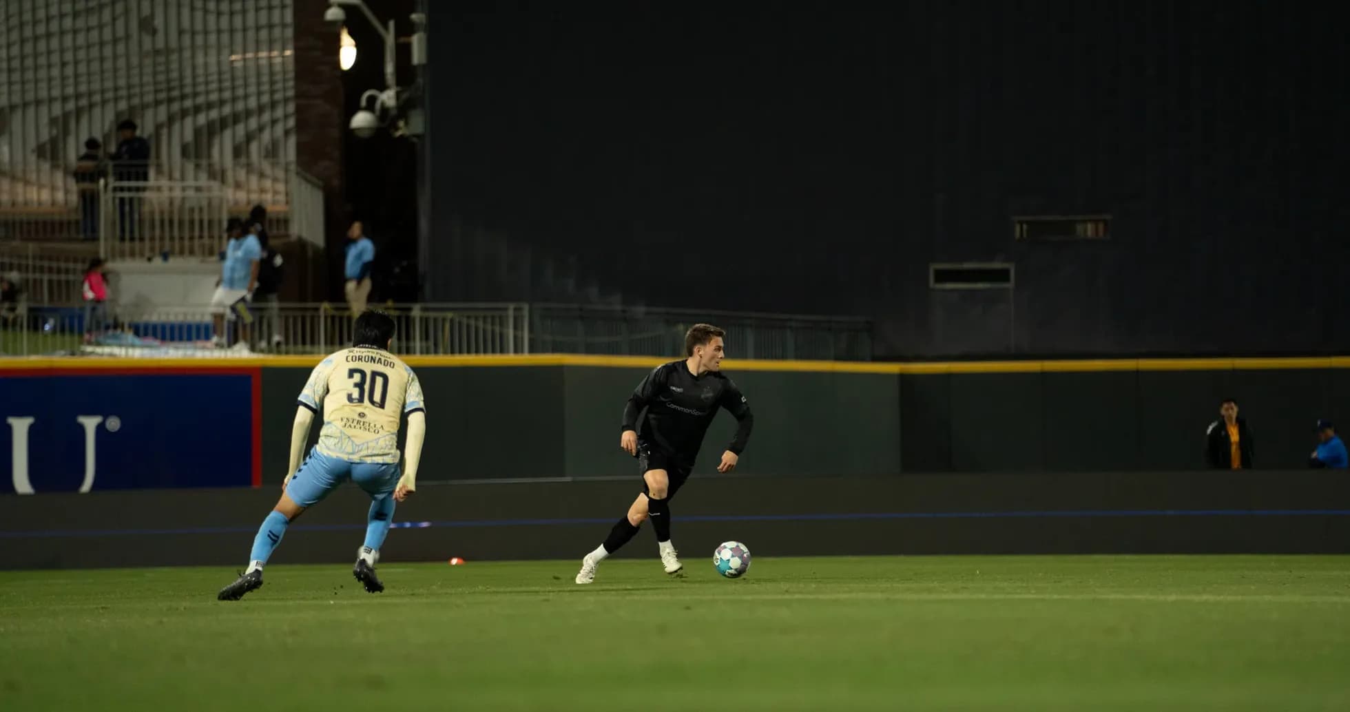 Jugador corriendo con el balón durante el partido