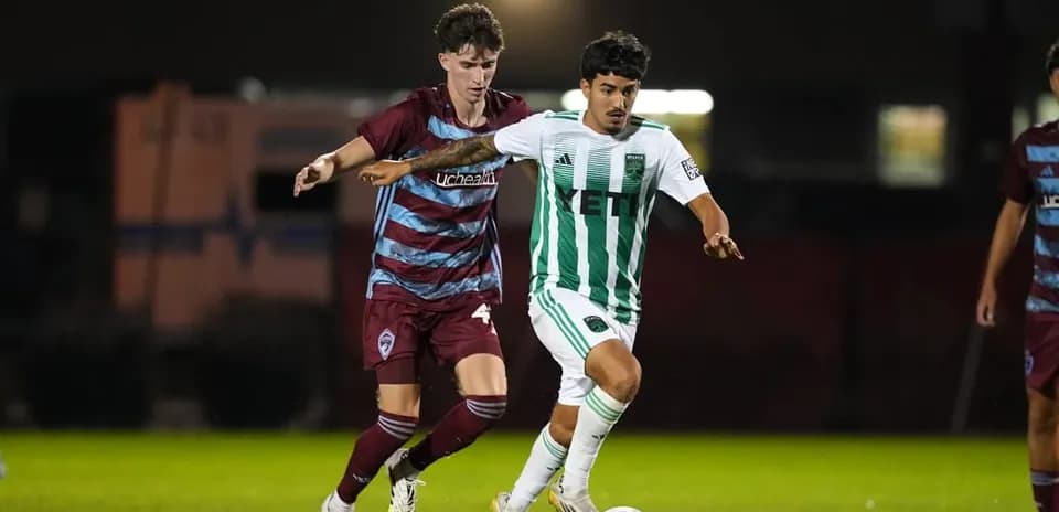 Jugador del Colorado Rapids II driblando a oponente