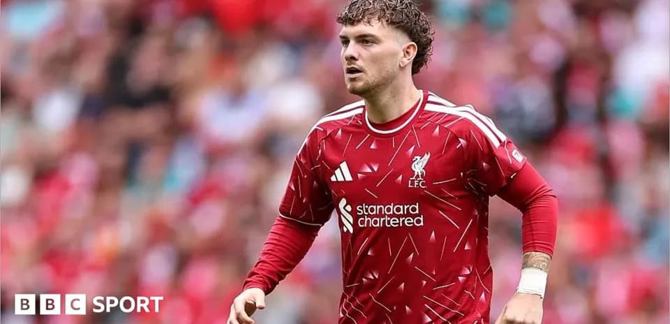 Jugador de Liverpool corriendo en el estadio