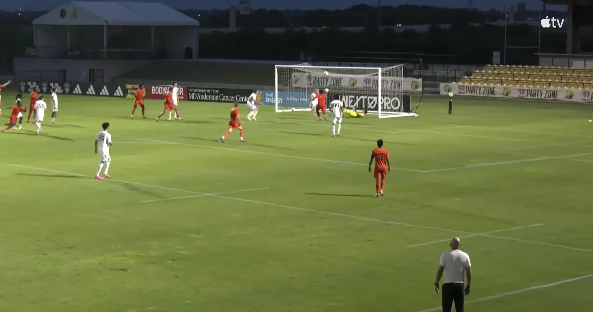 Jugadores en acción durante partido de fútbol