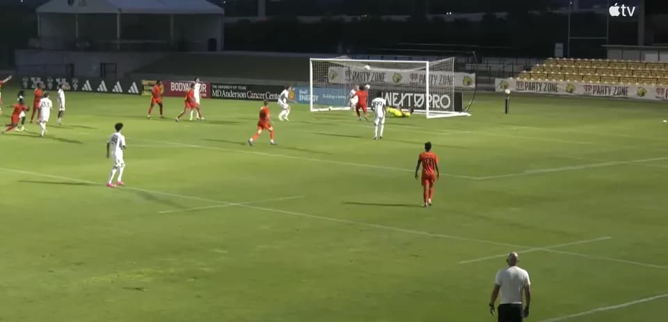 Jugadores en acción durante partido de fútbol