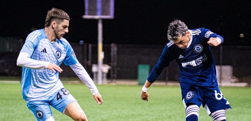 Jugadores compitiendo en partido de fútbol