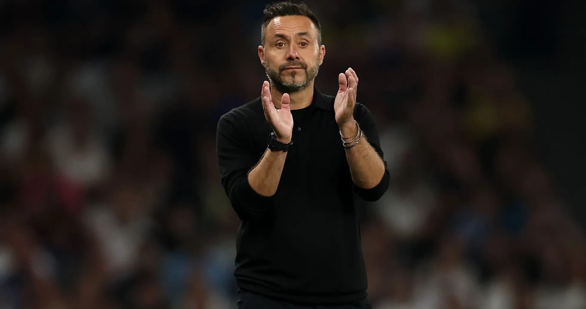 Entrenador aplaudiendo durante el partido