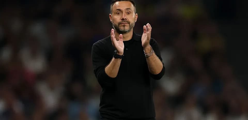 Entrenador aplaudiendo durante el partido