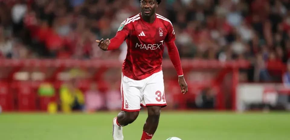 Jugador de Nottingham Forest en acción durante partido